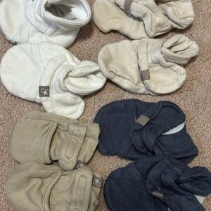 Newborn Goumi baby booties and mittens
